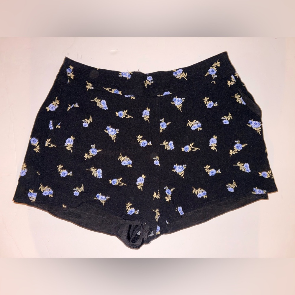 Forever 21 size M floral shorts